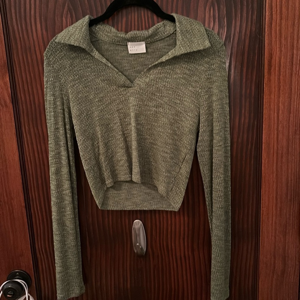 Cropped long sleeve dark green shirt